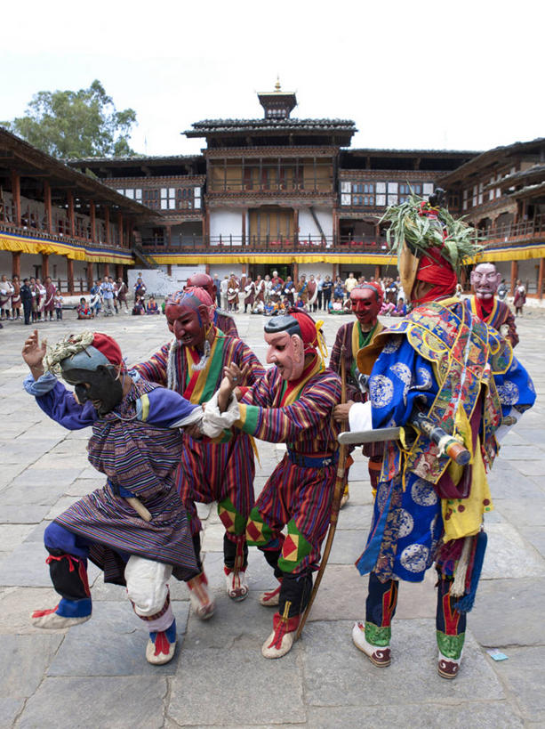 东方人,伙伴,朋友,家,站,竖图,室外,白天,正面,民族服装,度假,跳舞,友谊,美景,城市风光,城市,不丹,亚洲,五个人,弯腰,阴影,光线,面具,影子,房屋,屋子,景观,地面,许多人,注视,黄种人,娱乐,楼房,住宅,阳光,观察,看,站着,一群人,享受,休闲,景色,放松,观看,察看,关注,南亚,舞姿,弯身,不丹王国,旺杜波德朗宗,友情,男人,男性,年轻男性,亚洲人,站立,彩图,全身,传统服装,民俗服,舞蹈,房子