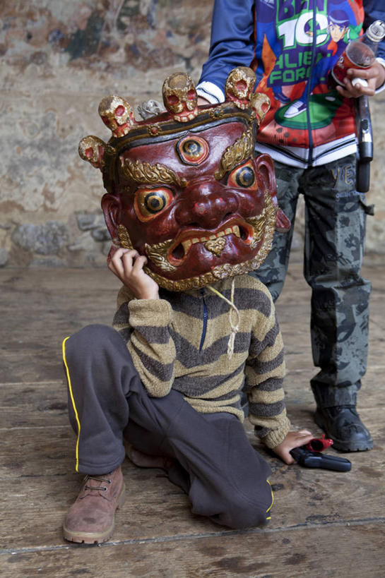 东方人,儿童,一个人,蹲,竖图,室外,白天,正面,民族服装,纯洁,哺乳动物,野生动物,狮子,不丹,亚洲,仅一个男性,仅一个人,握,阴影,光线,面具,影子,拿,拿着,注视,黄种人,小孩,阳光,动物,观察,看,仅一个小孩,可爱,童年,童趣,握着,观看,察看,关注,南亚,凶猛,童真,烂漫,无邪,不丹王国,布姆唐,残暴,天真,凶残,男孩,男人,男性,亚洲人,孩子,蹲着,彩图,全身,传统服装,民俗服,男生