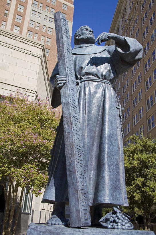 西方人,一个人,无人,家,站,竖图,室外,白天,仰视,民族服装,旅游,度假,名胜古迹,植物,标志建筑,城市,地标,建筑,雕塑,欧洲,美国,欧洲人,仅一个男性,仅一个人,握,阴影,遗迹,艺术,装饰,光线,雕刻,雕像,影子,柱子,房屋,屋子,公寓,拿,拿着,注视,古迹,文物,娱乐,建设,古建筑,洋房,楼房,住宅,树,树木,仅一个年轻男性,蓝色,绿色,蓝天,天空,阳光,自然,工艺品,天,观察,看,站着,享受,休闲,旅游胜地,放松,握着,生长,晴朗,成长,观看,纪念,美术,察看,北美,北美洲,关注,德克萨斯州,主题,美洲,陈列,古文明,德克萨斯,万里无云,得州,德州,得克萨斯州,孤星之州,功能,美学,北亚美利加洲,亚美利加洲,漆雕,埃尔帕索,男人,男性,年轻男性,白种人,晴空,晴空万里,抬头,仰头,站立,彩图,低角度拍摄,传统服装,民俗服,房子