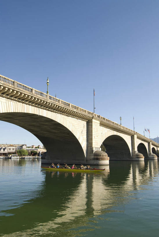 无人,家,竖图,室外,白天,仰视,旅游,度假,河流,石头,名胜古迹,树林,水,植物,标志建筑,地标,建筑,路灯,照明,美国,阴影,遗迹,光线,石子,影子,房屋,屋子,河水,水流,桥,灯光,古迹,文物,娱乐,建设,古建筑,石桥,楼房,拱桥,住宅,栈桥,灯,树,树木,蓝色,绿色,蓝天,天空,阳光,自然,天,享受,休闲,旅游胜地,放松,拱形,生长,晴朗,成长,人行桥,石拱桥,照亮,亚利桑那,北美,北美洲,照明设备,美洲,古文明,亚利桑那州,万里无云,大峡谷之州,北亚美利加洲,亚美利加洲,石块,晴空,晴空万里,彩图,低角度拍摄,房子,伦敦桥