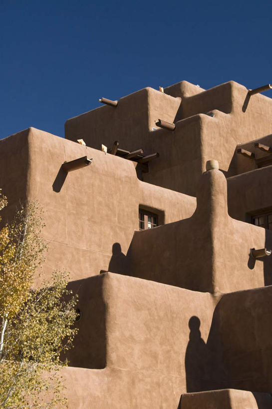 无人,竖图,室外,白天,仰视,度假,美景,植物,城市风光,城市,美国,阴影,光线,纹路,纹理,影子,堡垒,城堡,墙,景观,娱乐,墙壁,墙面,树,树木,蓝色,绿色,蓝天,天空,阳光,自然,天,享受,休闲,景色,放松,生长,晴朗,成长,北美,北美洲,要塞,美洲,新墨西哥,万里无云,肌理,首府,新墨西哥州,北亚美利加洲,亚美利加洲,迷人之地,迷人之州,圣达菲,圣塔菲,桑塔菲,设防,晴空,晴空万里,彩图,低角度拍摄