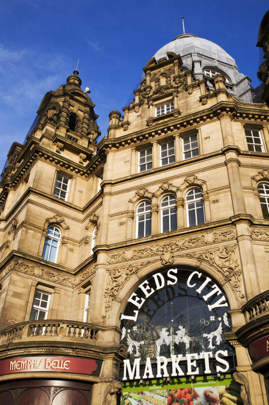 无人,竖图,室外,白天,仰视,度假,美景,窗户,城市风光,城市,英国,欧洲,一排,许多,阴影,整齐,光线,英文,标志,文字,影子,字符,字母,景观,云,云朵,云彩,娱乐,标识,英格兰,玻璃窗,排列,蓝色,白云,蓝天,天空,阳光,天,享受,休闲,景色,放松,晴朗,英文字母,西欧,队列,大不列颠,大不列颠及北爱尔兰联合王国,大不列颠联合王国,日不落英帝国,英吉利,利兹,利兹市,西约克郡,晴空,彩图,低角度拍摄