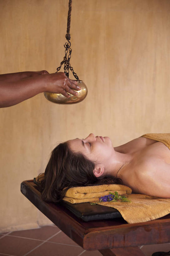 东方人,两个人,按摩师,躺,竖图,室内,特写,白天,正面,按摩,床,亚洲,墙,床单,被子,裸露,顾客,墙壁,墙面,单人床,被单,裸,指压,主顾,卧着,女人,女性,中年女性,亚洲人,技师,躺着,卧,半身,彩图,推拿