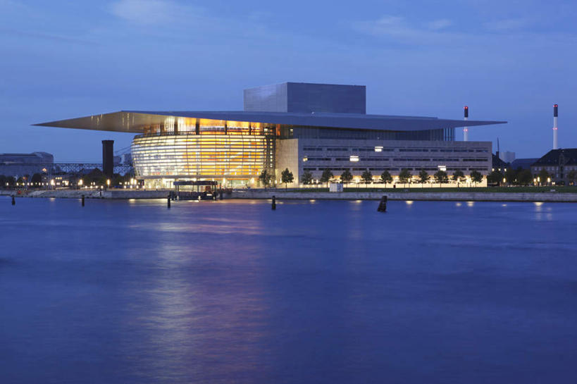 无人,横图,室外,白天,正面,旅游,度假,河流,日落,水,植物,标志建筑,地标,建筑,路灯,照明,丹麦,欧洲,波纹,河水,水流,晚霞,霞光,落日,灯光,涟漪,首都,娱乐,建设,灯,树,树木,绿色,倒影,水纹,自然,黄昏,波浪,享受,休闲,旅游胜地,彩霞,放松,生长,成长,照亮,倒映,照明设备,北欧,水晕,丹麦王国,哥本哈根歌剧院,哥本哈根,西兰岛,夕照,反照,夕阳,彩图,斜阳