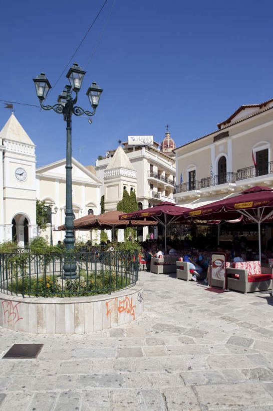 无人,家,竖图,室外,白天,仰视,度假,美景,城市风光,城市,路灯,照明,希腊,欧洲,阴影,光线,伞,影子,雨伞,遮阳伞,房屋,屋子,景观,公寓,灯光,娱乐,阳伞,洋房,楼房,住宅,灯,蓝色,蓝天,天空,阳光,天,享受,休闲,景色,放松,晴朗,照亮,照明设备,希腊共和国,万里无云,爱奥尼亚群岛,伊奥尼亚群岛,扎金索斯,扎金索斯岛,晴空,晴空万里,彩图,低角度拍摄,房子