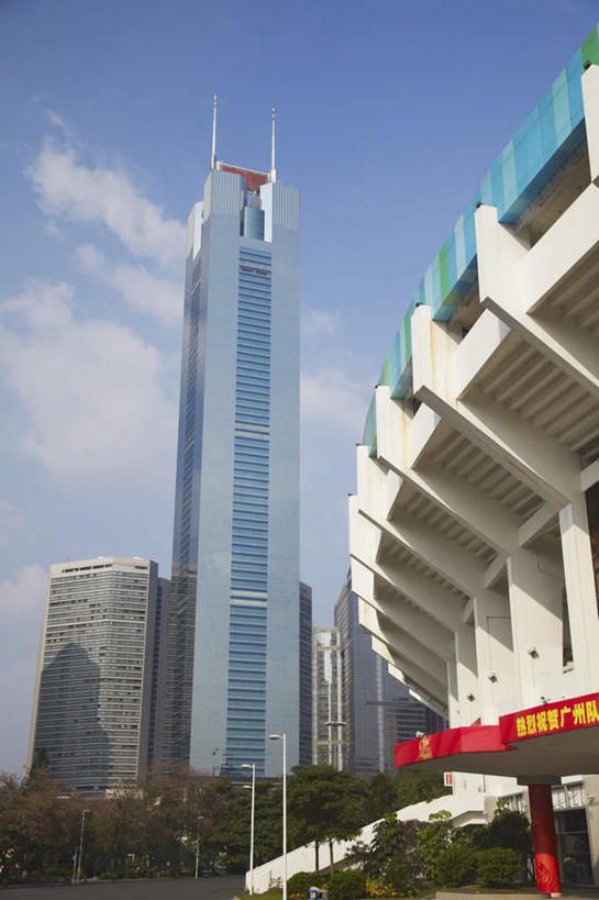 无人,高楼大厦,竖图,室外,白天,仰视,度假,美景,植物,城市风光,标志建筑,城市,大厦,地标,建筑,路灯,摩天大楼,照明,深圳,中国,亚洲,阴影,光线,影子,景观,云,云朵,建筑群,灯光,云彩,娱乐,建设,灯,树,树木,蓝色,绿色,白云,蓝天,天空,阳光,自然,天,享受,休闲,景色,放松,生长,晴朗,成长,照亮,照明设备,东亚,广东,广东省,中信广场,中华人民共和国,华南地区,粤,深圳市,晴空,彩图,低角度拍摄,大楼,高层建筑,高楼,摩天楼