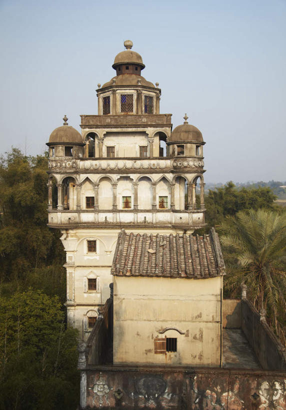 无人,寺庙,竖图,室外,白天,正面,旅游,度假,名胜古迹,树林,植物,标志建筑,地标,建筑,中国,亚洲,阴影,节日,遗迹,光线,影子,古迹,文化,文物,娱乐,建设,古建筑,树,树木,蓝色,绿色,蓝天,天空,阳光,自然,庙宇,天,祈祷,享受,休闲,健康,旅游胜地,放松,许愿,宗教,佛教,信仰,生长,晴朗,成长,纪念,祈求,古文明,东亚,广东,广东省,万里无云,中华人民共和国,华南地区,粤,释教,开平,平安,晴空,晴空万里,彩图,庙,寺