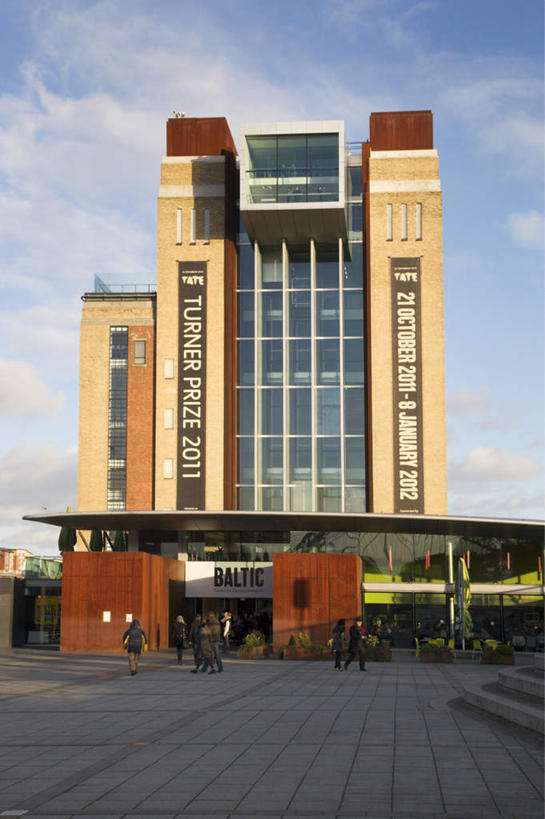 无人,高楼大厦,竖图,室外,白天,仰视,度假,美景,植物,窗户,城市风光,城市,大厦,建筑,路灯,摩天大楼,照明,英国,欧洲,阴影,光线,影子,景观,云,云朵,灯光,云彩,娱乐,英格兰,玻璃窗,灯,树,树木,蓝色,绿色,白云,蓝天,天空,阳光,自然,天,享受,休闲,景色,放松,生长,晴朗,成长,照亮,照明设备,西欧,大不列颠,大不列颠及北爱尔兰联合王国,大不列颠联合王国,日不落英帝国,英吉利,盖茨黑德,泰恩.威尔郡,晴空,彩图,低角度拍摄,大楼,高层建筑,高楼,摩天楼