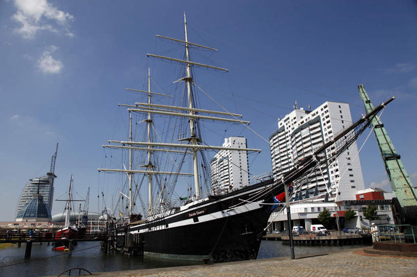 无人,高楼大厦,码头,横图,室外,白天,仰视,旅游,度假,河流,水,标志建筑,大厦,地标,港口,建筑,轮船,摩天大楼,船,德国,欧洲,一艘,停靠,阴影,光线,影子,河水,水流,云,云朵,云彩,娱乐,建设,蓝色,白云,蓝天,天空,阳光,交通工具,天,享受,休闲,旅游胜地,放松,晴朗,西欧,停泊,载具,德意志联邦共和国,不莱梅,晴空,彩图,低角度拍摄,摆渡口,埠头,大楼,渡口,渡头,港湾,高层建筑,高楼,海港,货运码头,口岸,摩天楼,商港