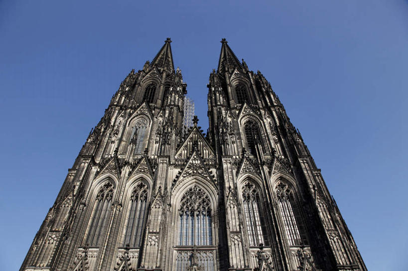 无人,教堂,横图,室外,白天,仰视,旅游,度假,窗户,标志建筑,地标,建筑,德国,欧洲,阴影,节日,光线,影子,文化,娱乐,建设,玻璃窗,蓝色,蓝天,天空,阳光,天,祈祷,享受,休闲,健康,旅游胜地,放松,许愿,宗教,信仰,晴朗,纪念,祈求,西欧,信念,万里无云,德意志联邦共和国,科隆大教堂,科隆,平安,晴空,晴空万里,彩图,低角度拍摄,大教堂,礼拜堂