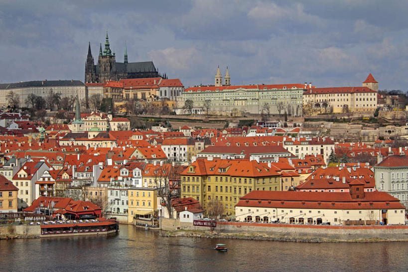 无人,家,横图,室外,白天,正面,旅游,度假,河流,水,标志建筑,地标,建筑,欧洲,捷克,阴影,光线,瓦片,影子,堡垒,城堡,房屋,屋顶,屋子,河水,水流,云,云朵,建筑群,云彩,顶棚,瓦,娱乐,建设,楼房,住宅,蓝色,白云,蓝天,天空,阳光,天,享受,休闲,旅游胜地,放松,建造,晴朗,要塞,中欧,捷克共和国,屋瓦,布拉格城堡,设防,晴空,彩图,房子