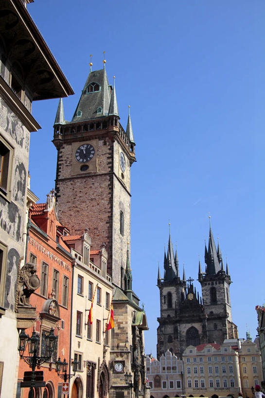 无人,家,教堂,竖图,室外,白天,仰视,旅游,度假,名胜古迹,标志建筑,地标,建筑,路灯,旗帜,照明,欧洲,捷克,吊挂,悬挂,阴影,节日,遗迹,时间,光线,时钟,影子,房屋,屋子,钟楼,灯光,首都,挂,计时,古迹,文化,文物,娱乐,旗子,建设,古建筑,楼房,住宅,灯,蓝色,蓝天,天空,阳光,钟表,天,祈祷,享受,休闲,健康,表,旅游胜地,放松,许愿,宗教,信仰,晴朗,纪念,祈求,照亮,照明设备,信念,古文明,中欧,捷克共和国,万里无云,塔钟,旌旗,旗号,布拉格,提恩教堂,平安,钟,晴空,晴空万里,彩图,低角度拍摄,房子,大教堂,礼拜堂