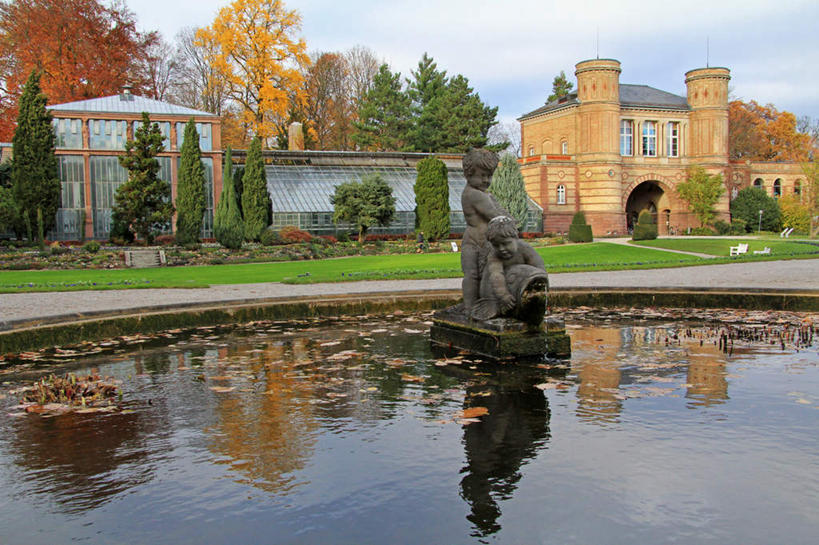 西方人,儿童,无人,两个人,站,笑,微笑,露齿笑,横图,室外,白天,正面,度假,纯洁,草地,草坪,湖,湖泊,美景,水,植物,城市风光,城市,道路,路,喷泉,叶子,雕塑,德国,欧洲,欧洲人,一条,天使,阴影,艺术,装饰,光线,翅膀,鱼,雕刻,雕像,影子,堡垒,城堡,湖面,景观,水流,水面,云,云朵,小路,枫叶,枯叶,落叶,交通,云彩,温室,注视,文化,娱乐,鱼类,石雕,裸露,草,树,树木,小孩,黄色,红色,蓝色,绿色,白云,蓝天,天空,阳光,自然,工艺品,湖水,天,观察,看,趴着,品味,站着,享受,休闲,景色,放松,可爱,童年,童趣,生长,晴朗,成长,观看,纪念,枫树叶,美术,察看,花房,神圣,西欧,要塞,关注,主题,善良,裸,水景,陈列,童真,信徒,烂漫,无邪,德意志联邦共和国,功能,美学,美观,使者,巴登.符腾堡,巴登.符腾堡州,巴符州,设防,卡尔斯鲁厄,圣洁,天真,男孩,男人,男性,白种人,设计,叶,叶片,晴空,趴,站立,彩图,全身,男生