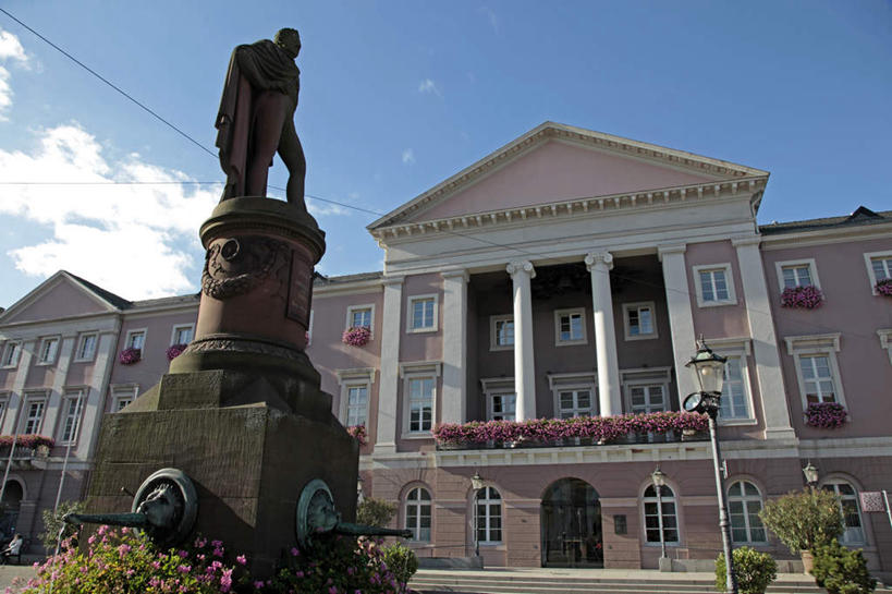 西方人,一个人,无人,家,栏杆,露台,站,横图,室外,白天,仰视,民族服装,度假,美景,植物,窗户,楼梯,阳台,城市风光,城市,路灯,喷泉,照明,雕塑,德国,欧洲,欧洲人,仅一个男性,仅一个人,阴影,艺术,装饰,盛开,光线,雕刻,雕像,扶手,盆栽,影子,房屋,阶梯,屋子,景观,云,云朵,公寓,灯光,盆景,花蕾,云彩,注视,文化,娱乐,手叉腰,洋房,护栏,楼房,玻璃窗,台阶,住宅,灯,花,花瓣,花朵,鲜花,仅一个年轻男性,蓝色,绿色,白云,蓝天,天空,阳光,自然,工艺品,天,花苞,花蕊,叉腰,观察,看,品味,站着,享受,休闲,景色,放松,生长,晴朗,成长,观看,纪念,照亮,美术,察看,照明设备,西欧,关注,主题,水景,陈列,德意志联邦共和国,功能,美学,美观,漆雕,巴登.符腾堡,巴登.符腾堡州,巴符州,卡尔斯鲁厄,男人,男性,年轻男性,白种人,设计,晴空,站立,彩图,低角度拍摄,全身,传统服装,民俗服,房子,露天阳台