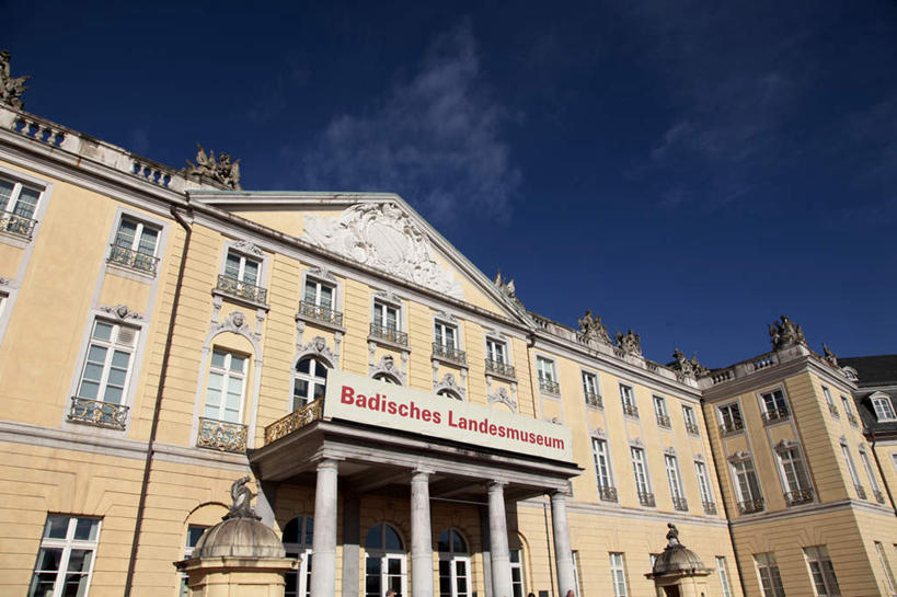 无人,家,横图,室外,白天,仰视,度假,美景,窗户,窗帘,落地窗,门,城市风光,城市,德国,欧洲,一排,阴影,整齐,装饰,光线,英文,标志,文字,影子,字符,字母,房屋,屋子,景观,云,云朵,公寓,云彩,娱乐,标识,洋房,楼房,玻璃窗,住宅,排列,蓝色,白云,蓝天,天空,阳光,帘子,门框,天,享受,休闲,遮阳,景色,放松,晴朗,英文字母,华丽,修饰,点缀,西欧,队列,德意志联邦共和国,衬托,美观,雅致,雅观,巴登.符腾堡,巴登.符腾堡州,巴符州,卡尔斯鲁厄,晴空,彩图,低角度拍摄,房子