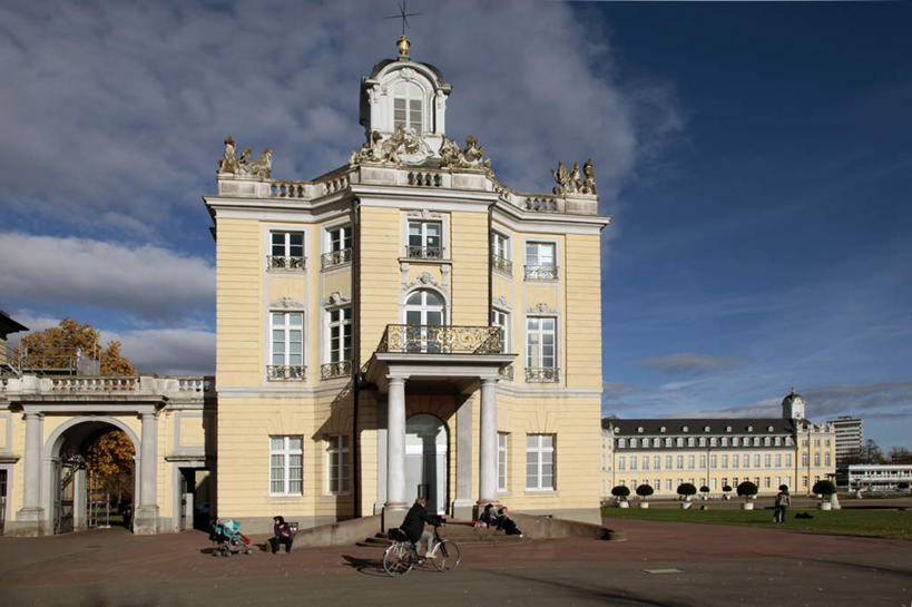 西方人,博物馆,坐,走,横图,室外,白天,仰视,度假,草地,草坪,美景,植物,楼梯,城市风光,城市,自行车,德国,欧洲,欧洲人,行人,游客,游人,阴影,服装,研究,光线,影子,阶梯,景观,云,云朵,拱门,许多人,教育,云彩,注视,休闲装,娱乐,路人,旅客,台阶,车,脚踏车,草,树,树木,衣服,蓝色,绿色,白云,蓝天,天空,阳光,自然,交通工具,天,观察,看,一群人,享受,休闲,休闲服,景色,放松,服饰,生长,晴朗,成长,观看,展览,察看,西欧,关注,欣赏,载具,陈列,德意志联邦共和国,巴登.符腾堡,巴登.符腾堡州,巴符州,典藏,过客,卡尔斯鲁厄,男人,男性,年轻男性,年轻女性,女人,女性,白种人,晴空,步行,散步,走路,坐着,彩图,低角度拍摄,全身