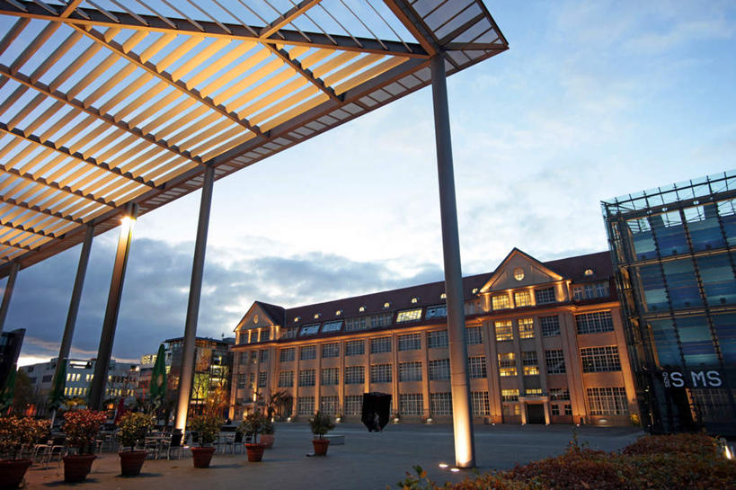 无人,商店,横图,室外,白天,仰视,购物,度假,消费,美景,日落,植物,餐桌,桌子,城市风光,超市,城市,椅子,照明,德国,欧洲,阴影,光线,盆栽,影子,木椅,景观,晚霞,霞光,落日,灯光,盆景,娱乐,灯,绿色,阳光,自然,黄昏,灯具,享受,休闲,景色,彩霞,放松,金融,百货,生长,成长,餐台,照亮,照明设备,西欧,选购,地灯,贸易,百货公司,德意志联邦共和国,血拼,巴登.符腾堡,巴登.符腾堡州,巴符州,夕照,地埋灯,卡尔斯鲁厄,夕阳,彩图,低角度拍摄,购物商场,购物中心,商业中心,斜阳