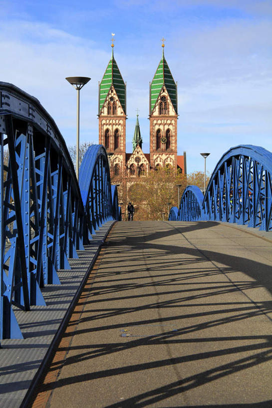 无人,教堂,竖图,室外,白天,正面,旅游,度假,名胜古迹,标志建筑,地标,建筑,路灯,照明,德国,欧洲,阴影,节日,遗迹,时间,光线,时钟,影子,云,云朵,钟楼,桥,灯光,计时,云彩,古迹,文化,文物,娱乐,建设,古建筑,灯,蓝色,白云,蓝天,天空,阳光,钟表,天,祈祷,享受,休闲,健康,表,旅游胜地,放松,许愿,宗教,吊桥,信仰,晴朗,纪念,人行桥,祈求,悬索桥,照亮,照明设备,西欧,吊杆,信念,古文明,德意志联邦共和国,塔钟,巴登.符腾堡,巴登.符腾堡州,巴符州,锚锭,悬索,弗莱堡,弗赖堡,平安,钟,晴空,彩图,大教堂,礼拜堂