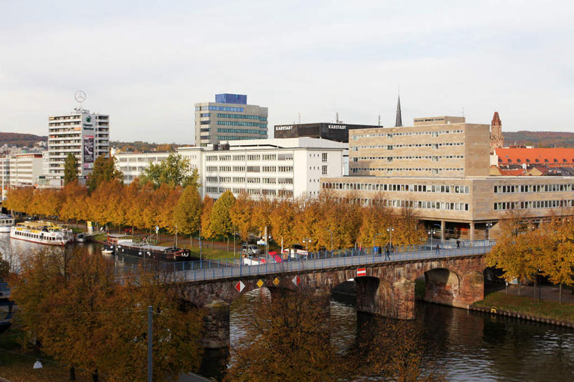 无人,高楼大厦,横图,俯视,室外,白天,度假,草地,草坪,河流,石头,美景,水,植物,城市风光,城市,大厦,建筑,轮船,摩天大楼,船,叶子,德国,欧洲,阴影,光线,石子,影子,河水,景观,水流,云,云朵,桥,枫叶,枯叶,落叶,云彩,娱乐,石桥,拱桥,栈桥,草,树,树木,黄色,红色,蓝色,绿色,白云,蓝天,天空,阳光,自然,交通工具,天,享受,休闲,景色,放松,拱形,生长,晴朗,成长,枫树叶,人行桥,石拱桥,西欧,载具,德意志联邦共和国,首府,萨尔州,萨尔布吕肯,叶,叶片,石块,晴空,彩图,高角度拍摄,大楼,高层建筑,高楼,摩天楼