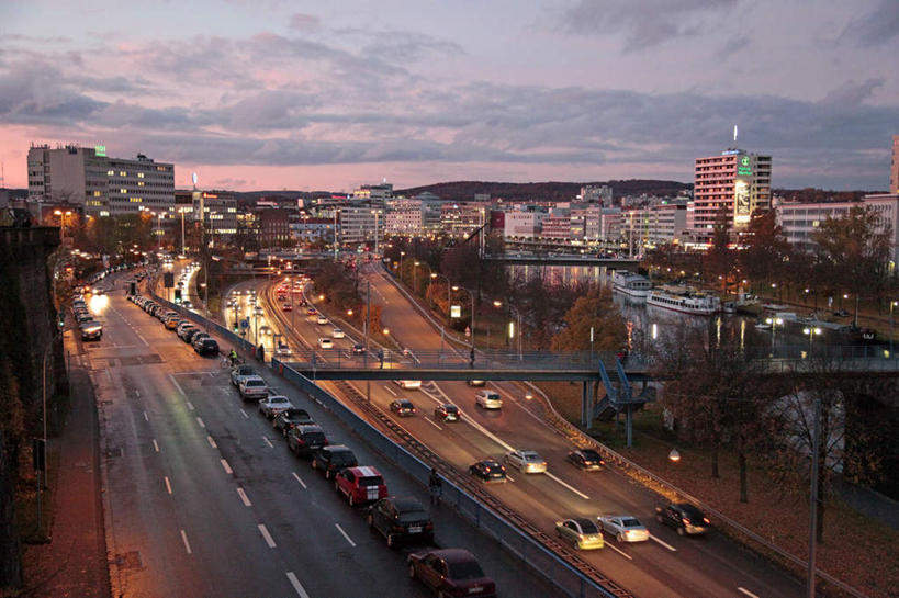 无人,高楼大厦,栏杆,横图,俯视,室外,白天,度假,安全,河流,美景,日落,森林,山,山脉,树林,水,植物,楼梯,城市风光,城市,大厦,道路,建筑,路,路灯,轮船,摩天大楼,公路,船,自行车,汽车,照明,德国,欧洲,一排,许多,阴影,整齐,光线,扶手,影子,阶梯,河水,景观,山峰,水流,晚霞,霞光,落日,高架,红绿灯,天桥,灯光,分界线,停车线,信号灯,交通,山峦,娱乐,护栏,台阶,车,脚踏车,灯,树,树木,排列,绿色,阳光,自然,黄昏,交通工具,轿车,群山,享受,休闲,景色,彩霞,放松,警示,生长,成长,车行道,车行道分界线,照亮,照明设备,西欧,队列,提示,载具,标线,流通,高架桥,车行线,高架道路,跨线桥,交通信号灯,德意志联邦共和国,首府,行人信号灯,夕照,萨尔州,萨尔布吕肯,夕阳,马路,彩图,高角度拍摄,大楼,高层建筑,高楼,摩天楼,斜阳