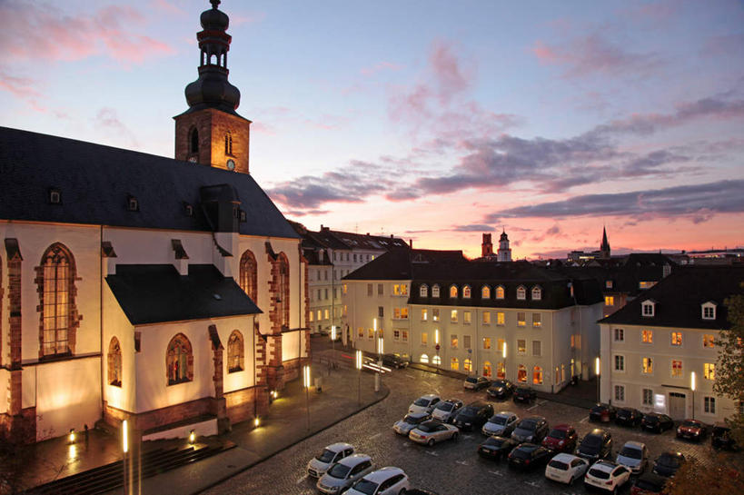 无人,家,教堂,停车场,横图,俯视,室外,白天,度假,美景,日落,植物,楼梯,城市风光,城市,道路,路,路灯,公路,汽车,照明,德国,欧洲,许多,阴影,节日,光线,影子,房屋,阶梯,屋子,景观,晚霞,霞光,落日,灯光,分界线,停车线,交通,文化,娱乐,楼房,台阶,住宅,车,灯,树,树木,排列,绿色,阳光,自然,黄昏,交通工具,轿车,祈祷,享受,休闲,健康,景色,彩霞,放松,许愿,宗教,信仰,生长,成长,纪念,车行道,车行道分界线,祈求,照亮,照明设备,西欧,载具,标线,曝光,信念,车行线,德意志联邦共和国,首府,摆列,夕照,萨尔州,萨尔布吕肯,平安,夕阳,马路,彩图,高角度拍摄,房子,泊车场,大教堂,礼拜堂,布列,分列,斜阳