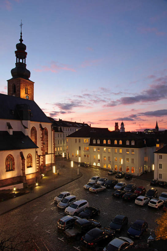 无人,家,教堂,停车场,竖图,俯视,室外,白天,度假,美景,日落,植物,楼梯,城市风光,城市,道路,路,路灯,公路,汽车,照明,德国,欧洲,许多,阴影,节日,朦胧,模糊,光线,影子,房屋,阶梯,屋子,景观,晚霞,霞光,落日,灯光,分界线,停车线,交通,文化,娱乐,楼房,台阶,住宅,车,灯,树,树木,排列,绿色,阳光,自然,黄昏,交通工具,轿车,祈祷,享受,休闲,健康,景色,彩霞,放松,许愿,宗教,信仰,生长,成长,纪念,车行道,车行道分界线,祈求,照亮,照明设备,西欧,载具,标线,信念,车行线,德意志联邦共和国,首府,摆列,夕照,萨尔州,萨尔布吕肯,平安,夕阳,马路,彩图,高角度拍摄,房子,泊车场,大教堂,礼拜堂,布列,分列,斜阳