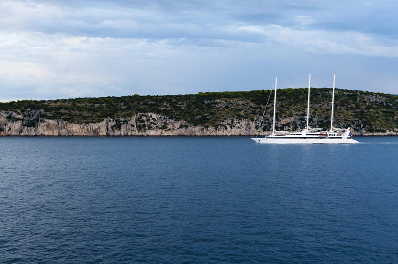 帆船,无人,横图,室外,白天,正面,旅游,度假,海浪,海洋,美景,山,山脉,船,欧洲,克罗地亚,一艘,阴影,波纹,飞溅,溅,光线,液体,影子,景观,浪花,山峰,水滴,云,云朵,山峦,云彩,娱乐,水珠,蓝色,白云,蓝天,水纹,天空,阳光,自然,海水,船尾波,交通工具,波浪,群山,天,享受,休闲,景色,放松,晴朗,喷洒,自然风光,载具,海景,首府,克罗地亚共和国,斯普利特,斯普利特.达尔马提亚县,大海,风浪,海,海水的波动,近岸浪,涌浪,晴空,彩图,斯普利特.达尔马提亚,赫尔瓦次卡