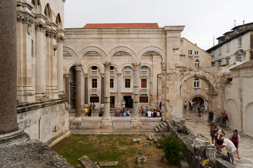 西方人,家,站,走,横图,室外,白天,正面,旅游,度假,草地,草坪,名胜古迹,植物,标志建筑,地标,建筑,欧洲,克罗地亚,欧洲人,一排,许多,行人,游客,游人,弯腰,阴影,服装,遗迹,整齐,光线,影子,房屋,屋子,拱门,许多人,注视,休闲装,古迹,文物,娱乐,建设,古建筑,楼房,路人,旅客,住宅,草,排列,衣服,蓝色,绿色,蓝天,天空,阳光,天,观察,看,站着,一群人,享受,休闲,休闲服,旅游胜地,放松,服饰,晴朗,观看,察看,队列,关注,古文明,万里无云,首府,弯身,克罗地亚共和国,过客,斯普利特,斯普利特.达尔马提亚县,男人,男性,女人,女性,中年男性,中年女性,白种人,晴空,晴空万里,步行,散步,站立,走路,彩图,全身,房子,斯普利特.达尔马提亚,赫尔瓦次卡