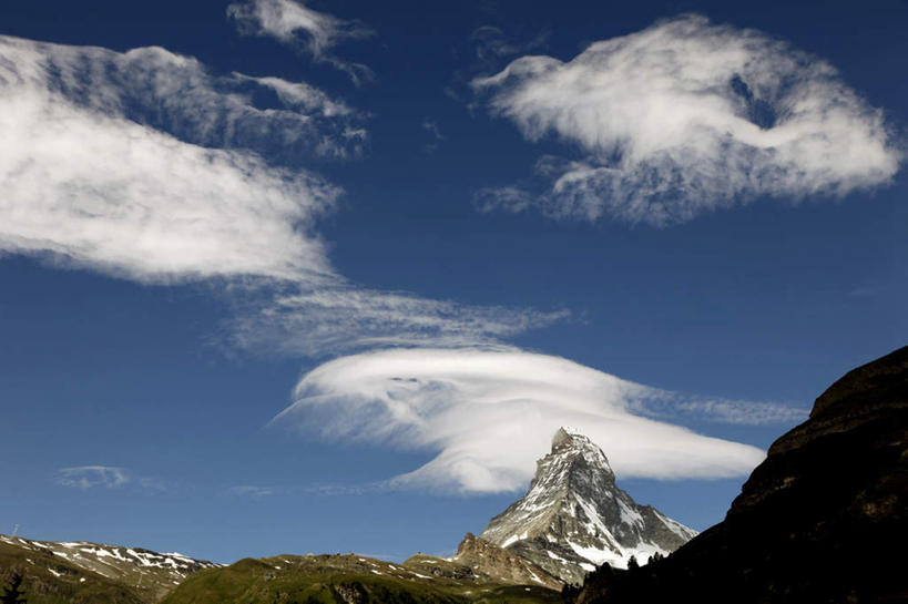 无人,横图,室外,白天,仰视,旅游,度假,美景,山,雪,雪山,大雪,瑞士,欧洲,阿尔卑斯山,阴影,光线,影子,冰,积雪,景观,山峰,雪景,云,云朵,冬季,冬天,山峦,云彩,娱乐,蓝色,白云,蓝天,天空,阳光,自然,天,享受,休闲,景色,放松,寒冷,晴朗,冰冷,自然风光,中欧,严寒,瑞士联邦,冰凉,酷寒,凛冽,凛凛,极冷,冰川之城,采尔马特,策尔马特,晴空,彩图,低角度拍摄