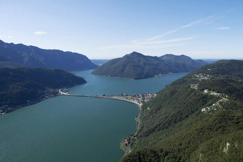 无人,横图,俯视,室外,白天,旅游,度假,河流,美景,沙滩,山,山脉,树林,水,植物,瑞士,欧洲,阴影,光线,沙子,影子,海岸,河水,景观,山峰,水流,云,云朵,沙地,山峦,云彩,娱乐,树,树木,蓝色,绿色,白云,蓝天,天空,阳光,自然,群山,天,享受,休闲,景色,放松,生长,晴朗,成长,自然风光,中欧,卢加诺,卢加诺湖,瑞士联邦,海滩,晴空,彩图,高角度拍摄