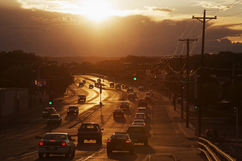 无人,横图,俯视,室外,白天,度假,安全,美景,日落,植物,城市风光,城市,道路,路,公路,汽车,美国,许多,阴影,朦胧,模糊,电力,光线,电线,线,影子,地平线,景观,晚霞,霞光,落日,红绿灯,辽阔,地面,电能,信号灯,交通,线路,娱乐,车,树,树木,绿色,阳光,自然,黄昏,交通工具,轿车,享受,休闲,广阔,景色,彩霞,放松,警示,生长,成长,电,一望无际,电源,电源线,北美,北美洲,提示,载具,延伸,美洲,能量,流通,新墨西哥,交通信号灯,行人信号灯,新墨西哥州,天地相交,北亚美利加洲,亚美利加洲,迷人之地,迷人之州,阿尔伯克基,阿布奎基,无边无际,一马平川,夕照,夕阳,马路,彩图,高角度拍摄,斜阳