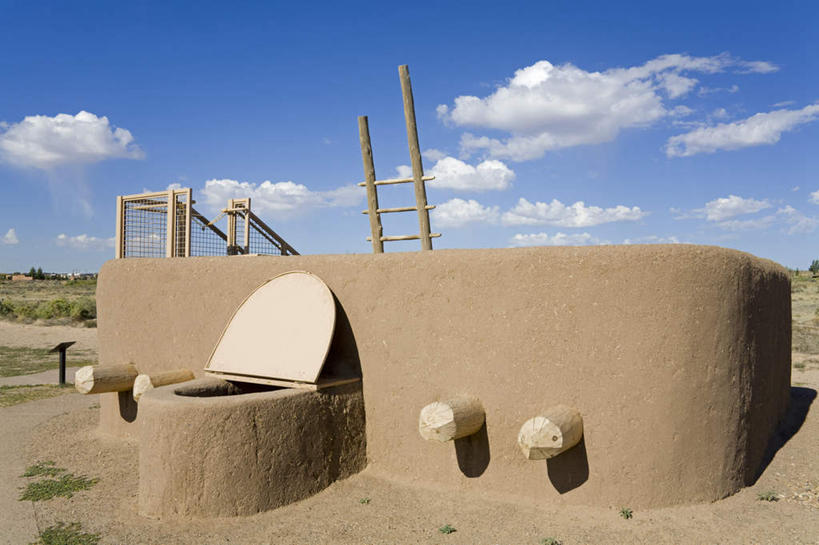 无人,家,横图,室外,白天,正面,旅游,度假,草地,草坪,石头,名胜古迹,植物,标志建筑,城市,地标,建筑,美国,阴影,遗迹,光线,石子,影子,房屋,墙,屋子,云,云朵,云彩,古迹,文物,娱乐,建设,古建筑,楼房,墙壁,墙面,住宅,草,蓝色,绿色,白云,蓝天,天空,阳光,天,享受,休闲,旅游胜地,放松,晴朗,北美,北美洲,美洲,古文明,新墨西哥,新墨西哥州,北亚美利加洲,亚美利加洲,迷人之地,迷人之州,阿尔伯克基,阿布奎基,石块,岩石,晴空,彩图,房子