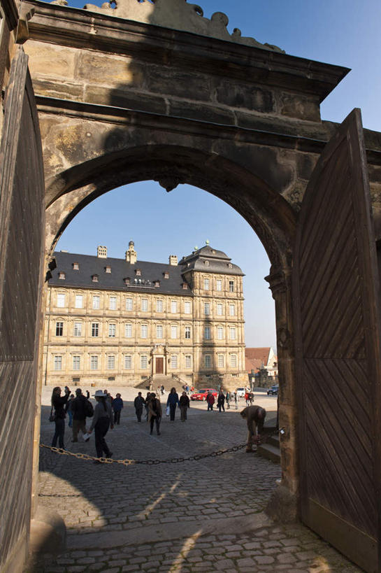 宫殿,站,竖图,室外,白天,仰视,旅游,度假,名胜古迹,标志建筑,地标,建筑,德国,欧洲,行人,游客,游人,阴影,服装,遗迹,光线,影子,堡垒,城堡,拱门,建筑群,许多人,注视,休闲装,古迹,文物,娱乐,建设,古建筑,路人,旅客,衣服,蓝色,蓝天,天空,阳光,天,观察,看,站着,一群人,享受,休闲,休闲服,旅游胜地,放松,服饰,晴朗,观看,察看,西欧,要塞,关注,古文明,万里无云,德意志联邦共和国,巴伐利亚,巴伐利亚州,拜恩州,拜恩自由州,过客,设防,班贝克,男人,男性,年轻男性,年轻女性,女人,女性,晴空,晴空万里,彩图,低角度拍摄,全身