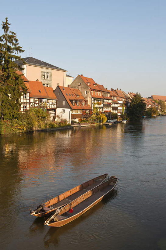 无人,家,竖图,室外,白天,正面,度假,河流,美景,水,植物,城市风光,城市,船,德国,欧洲,阴影,盛开,光线,影子,房屋,屋子,河水,景观,水流,公寓,木船,两艘,花蕾,娱乐,洋房,楼房,住宅,花,花瓣,花朵,鲜花,树,树木,蓝色,绿色,蓝天,天空,阳光,自然,交通工具,天,花苞,花蕊,享受,休闲,景色,放松,生长,晴朗,成长,舟,西欧,载具,万里无云,德意志联邦共和国,巴伐利亚,巴伐利亚州,拜恩州,拜恩自由州,班贝克,晴空,晴空万里,彩图,房子