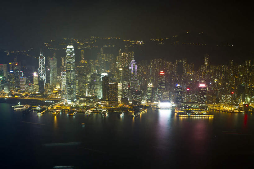 无人,高楼大厦,横图,俯视,航拍,室外,夜晚,旅游,度假,河流,水,标志建筑,大厦,地标,建筑,摩天大楼,夜景,香港,中国,亚洲,阴影,波纹,朦胧,模糊,光线,影子,河水,水流,建筑群,灯光,涟漪,娱乐,建设,维多利亚港,倒影,水纹,波浪,享受,休闲,旅游胜地,放松,港,倒映,鸟瞰,东亚,香港特别行政区,港澳台,中华人民共和国,水晕,反照,维港,彩图,高角度拍摄,大楼,高层建筑,高楼,摩天楼