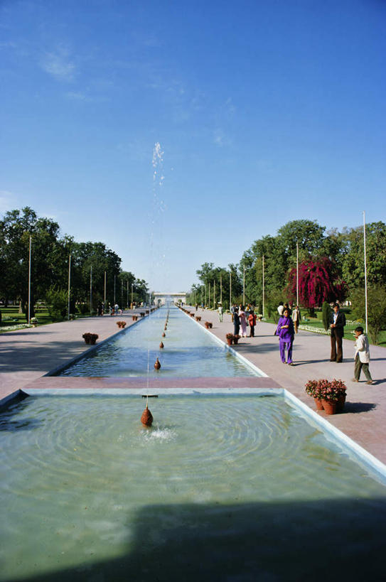 西方人,走,竖图,室外,白天,正面,度假,美景,水,植物,城市风光,城市,喷泉,欧洲,印度,欧洲人,亚洲,阴影,飞溅,服装,溅,光线,液体,影子,景观,水滴,云,云朵,许多人,云彩,注视,休闲装,文化,娱乐,水珠,树,树木,衣服,蓝色,绿色,白云,蓝天,天空,阳光,自然,天,观察,看,品味,一群人,享受,休闲,休闲服,景色,放松,服饰,生长,晴朗,成长,观看,察看,关注,喷洒,南亚,水景,印度共和国,美观,旁遮普,旁遮普邦,男人,男性,女人,女性,中年男性,中年女性,白种人,设计,晴空,步行,散步,走路,彩图,全身