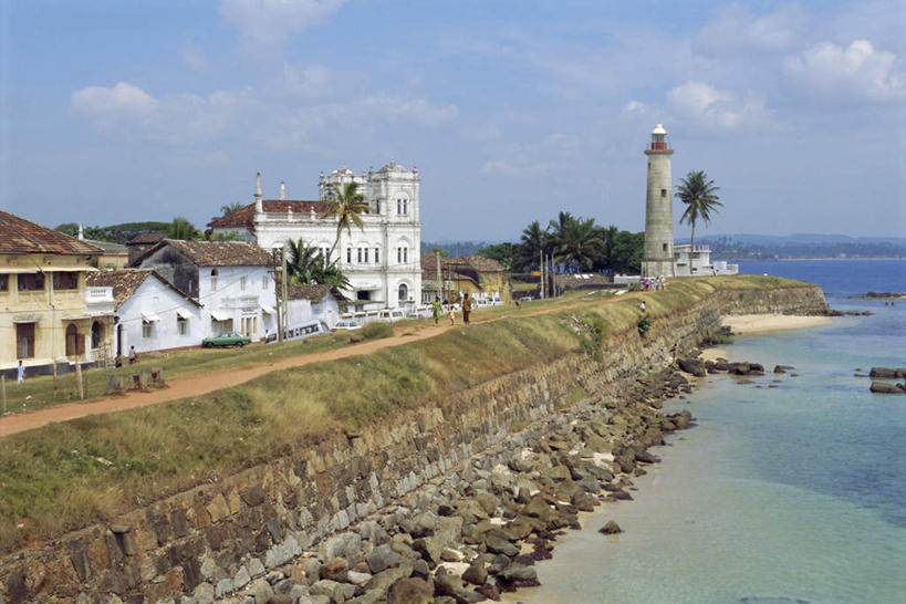 无人,家,横图,室外,白天,正面,度假,海浪,海洋,石头,美景,沙滩,植物,城市风光,城市,道路,棕榈树,叶子,斯里兰卡,亚洲,一座,阴影,朦胧,模糊,光线,信息,沙子,石子,影子,房屋,屋子,海岸,景观,浪花,水平线,云,云朵,辽阔,绿叶,灯塔,交通,海平线,沙地,云彩,方向,娱乐,楼房,住宅,树,树木,蓝色,绿色,白云,蓝天,天空,阳光,自然,海水,天,享受,休闲,广阔,嫩叶,景色,放松,生长,晴朗,成长,引导,指引,一望无际,南亚,海景,棕榈叶,斯里兰卡民主社会主义共和国,航标,无边无际,一马平川,加勒,叶,叶片,大海,风浪,海,海水的波动,海滩,近岸浪,石块,岩石,涌浪,晴空,彩图,房子,水天相接,水天一线,导航