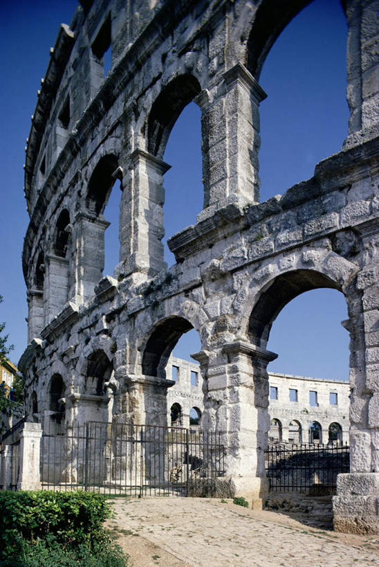 无人,竖图,室外,白天,仰视,旅游,度假,石头,名胜古迹,植物,门,标志建筑,地标,建筑,欧洲,克罗地亚,阴影,遗迹,光线,石子,影子,墙,拱门,古迹,文物,娱乐,建设,古建筑,废墟,墙壁,墙面,树,树木,蓝色,绿色,蓝天,天空,阳光,自然,门框,天,享受,休闲,旅游胜地,放松,生长,晴朗,成长,古文明,万里无云,克罗地亚共和国,伊斯特利亚省,伊斯特利亚,石块,岩石,晴空,晴空万里,彩图,低角度拍摄