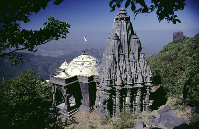 无人,寺庙,横图,俯视,室外,白天,旅游,度假,石头,名胜古迹,山,山脉,植物,标志建筑,地标,建筑,雕塑,印度,亚洲,阴影,节日,遗迹,艺术,装饰,光线,雕刻,雕像,石子,影子,山峰,山峦,古迹,文化,文物,娱乐,建设,古建筑,树,树木,蓝色,绿色,蓝天,天空,阳光,自然,工艺品,庙宇,群山,天,祈祷,享受,休闲,健康,旅游胜地,放松,许愿,宗教,佛教,信仰,生长,晴朗,成长,纪念,祈求,美术,主题,南亚,陈列,古文明,万里无云,印度共和国,功能,美学,释教,古吉拉特,古吉拉特邦,平安,石块,岩石,晴空,晴空万里,彩图,高角度拍摄,庙,寺