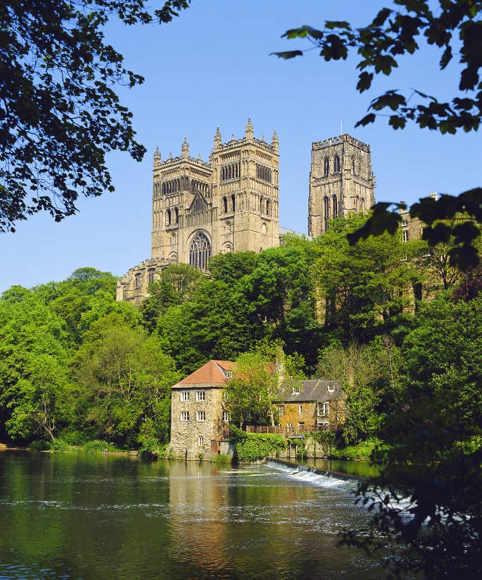 无人,家,教堂,竖图,室外,白天,仰视,旅游,度假,草地,草坪,河流,水,植物,标志建筑,地标,建筑,英国,欧洲,阴影,节日,光线,影子,房屋,屋子,河水,水流,文化,娱乐,建设,楼房,英格兰,住宅,草,树,树木,蓝色,绿色,倒影,蓝天,天空,阳光,自然,天,祈祷,享受,休闲,健康,旅游胜地,放松,许愿,宗教,信仰,生长,晴朗,成长,纪念,祈求,倒映,基督教,西欧,天主教,大不列颠,信念,大不列颠及北爱尔兰联合王国,万里无云,大不列颠联合王国,日不落英帝国,反照,英吉利,达勒姆,达勒姆郡,达勒姆堡和大教堂,达勒姆大教堂,平安,晴空,晴空万里,彩图,低角度拍摄,房子,大教堂,礼拜堂