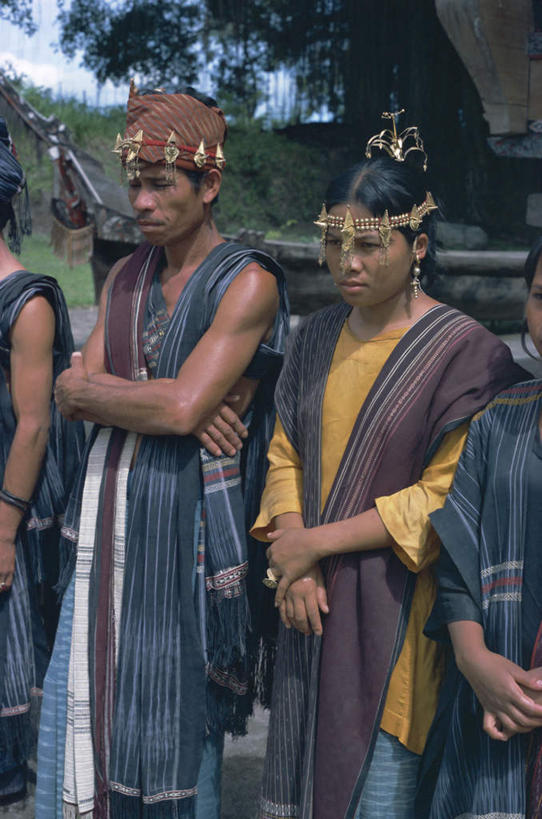 东方人,四个人,站,双手交叉,竖图,室外,白天,正面,民族服装,植物,印度尼西亚,印尼,亚洲,阴影,装饰,光线,头巾,影子,注视,黄种人,树,树木,绿色,阳光,自然,观察,看,站着,东南亚,生长,成长,观看,华丽,修饰,点缀,察看,双手抱胸,关注,苏门答腊,印度尼西亚共和国,衬托,美观,雅致,雅观,苏门答腊岛,男人,男性,年轻男性,年轻女性,女人,女性,亚洲人,站立,半身,彩图,传统服装,民俗服