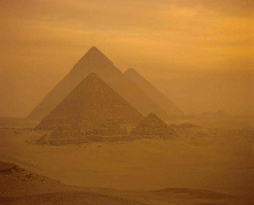 无人,横图,俯视,室外,白天,旅游,度假,名胜古迹,沙漠,雾,城市,地标,非洲,埃及,阴影,朦胧,模糊,遗迹,光线,三角形,影子,云,云朵,云彩,古迹,历史,文物,娱乐,古建筑,黄色,蓝色,白云,蓝天,天空,阳光,天,享受,休闲,旅游胜地,金字塔,放松,晴朗,迷雾,陵墓,古埃及,古文明,北非,首府,吉萨,古代七大奇迹,阿拉伯埃及共和国,金字塔之国,棉花之国,方锥形,阿非利加洲,吉萨省,大漠,砂漠,大雾,晴空,彩图,高角度拍摄,标志性建筑