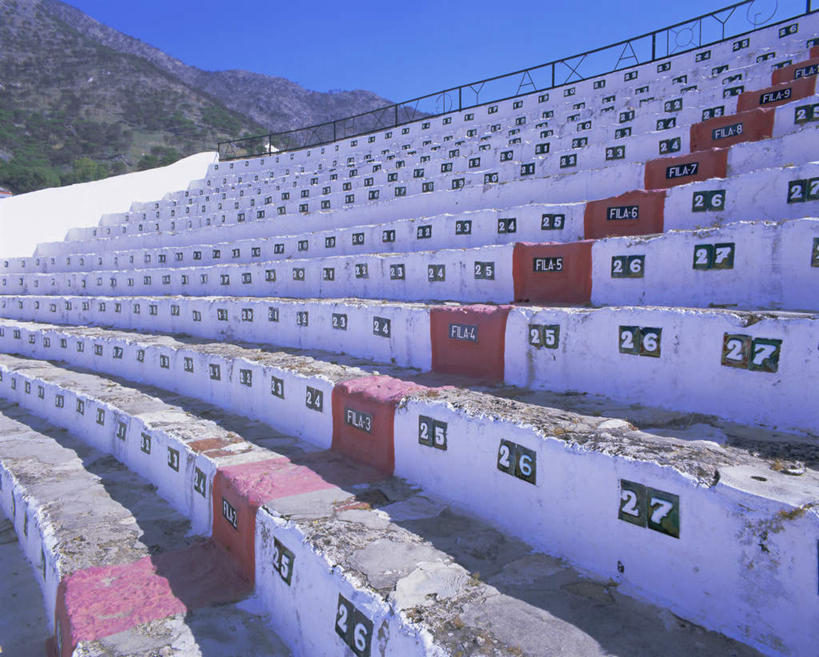 无人,体育馆,栏杆,运动场,横图,室外,白天,正面,度假,石头,美景,山,山脉,城市风光,城市,椅子,西班牙,欧洲,一排,阴影,整齐,光线,标志,石子,数字,文字,影子,字符,景观,山峰,围栏,山峦,娱乐,标识,体育场,护栏,安达卢西亚,格拉纳达,排列,蓝色,蓝天,天空,阳光,群山,天,享受,休闲,景色,放松,阿拉伯数字,晴朗,队列,南欧,安达鲁西亚,格拉纳达省,万里无云,省会,西班牙王国,运动馆,安达卢西亚自治区,米哈斯,石块,岩石,晴空,晴空万里,彩图