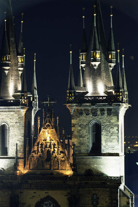 无人,教堂,竖图,俯视,室外,夜晚,旅游,度假,标志建筑,地标,建筑,照明,雕塑,欧洲,捷克,阴影,节日,艺术,装饰,光线,壁灯,雕刻,雕像,影子,灯光,首都,文化,娱乐,建设,灯,工艺品,灯具,祈祷,享受,休闲,健康,旅游胜地,放松,许愿,宗教,信仰,纪念,华丽,修饰,祈求,照亮,美术,点缀,基督教,照明设备,天主教,主题,陈列,信念,中欧,捷克共和国,旧城广场,布拉格广场,功能,美学,衬托,美观,雅致,雅观,富丽,华美,布拉格,瓦茨拉夫广场,布拉格旧城广场,布拉格老城广场,提恩教堂,平安,彩图,高角度拍摄,大教堂,礼拜堂