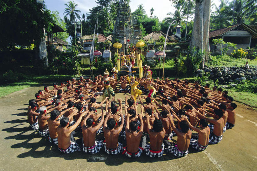 伙伴,朋友,家,坐,横图,俯视,室外,白天,民族服装,旅游,度假,跳舞,友谊,合作,团队,植物,道路,路,印度尼西亚,印尼,亚洲,阴影,朦胧,模糊,光线,影子,房屋,屋子,小路,交通,许多人,注视,娱乐,楼房,住宅,树,树木,蓝色,绿色,蓝天,天空,阳光,自然,天,观察,看,一群人,享受,休闲,放松,战略,东南亚,生长,晴朗,成长,观看,察看,关注,舞姿,万里无云,印度尼西亚共和国,小巽他群岛,联合,合谋,巴厘省,努沙登加拉群岛,配合,协作,男人,男性,年轻男性,年轻女性,女人,女性,亚洲人,印度人,晴空,晴空万里,坐着,半身,彩图,高角度拍摄,传统服装,民俗服,舞蹈,房子