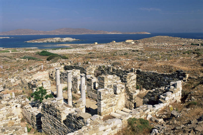 无人,家,横图,俯视,航拍,室外,白天,旅游,度假,草地,草坪,海浪,海洋,石头,名胜古迹,沙滩,山,山脉,植物,标志建筑,地标,建筑,雕塑,希腊,欧洲,阴影,节日,遗迹,艺术,装饰,光线,雕刻,雕像,沙子,石子,影子,柱子,房屋,屋子,海岸,浪花,山峰,水平线,辽阔,海平线,沙地,山峦,古迹,文化,文物,娱乐,建设,古建筑,楼房,废墟,住宅,草,树,树木,蓝色,绿色,蓝天,天空,自然,海水,工艺品,群山,天,祈祷,享受,休闲,广阔,健康,旅游胜地,放松,许愿,宗教,信仰,生长,晴朗,成长,纪念,一望无际,华丽,修饰,祈求,美术,点缀,基督教,基克拉迪群岛,鸟瞰,天主教,主题,陈列,海景,古文明,希腊共和国,万里无云,功能,美学,衬托,美观,雅致,雅观,无边无际,一马平川,基克拉泽斯群岛,提洛岛,平安,大海,风浪,海,海水的波动,海滩,近岸浪,石块,岩石,涌浪,晴空,晴空万里,彩图,高角度拍摄,房子,水天相接,水天一线