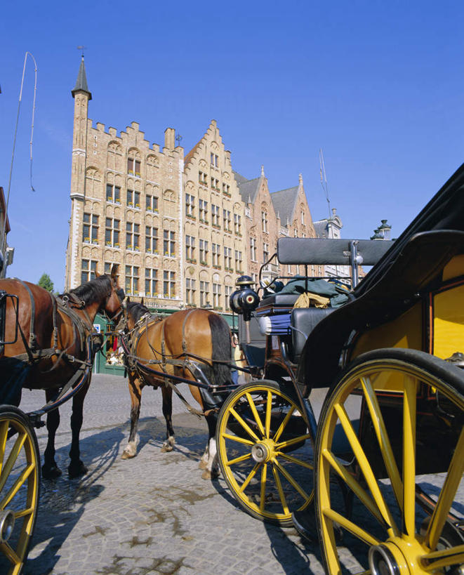 无人,家,竖图,室外,白天,仰视,旅游,度假,标志建筑,道路,地标,建筑,路,比利时,欧洲,一排,许多,阴影,整齐,光线,影子,房屋,屋子,小路,马车,交通,很多,娱乐,建设,楼房,住宅,车,排列,蓝色,蓝天,天空,交通工具,天,享受,休闲,旅游胜地,放松,晴朗,西欧,队列,载具,万里无云,省会,比利时王国,布鲁日,西佛兰德省,晴空,晴空万里,彩图,低角度拍摄,房子