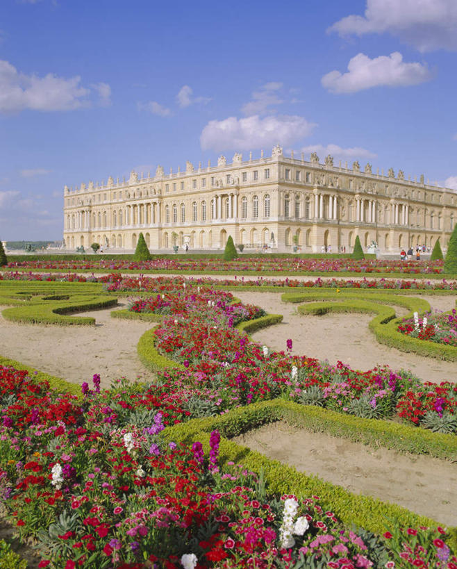 无人,家,花园,宫殿,栏杆,竖图,室外,白天,仰视,旅游,度假,花圃,美景,植物,法国,欧洲,一排,许多,阴影,整齐,盛开,光线,影子,栅栏,房屋,屋子,景观,篱笆,云,云朵,围栏,很多,花蕾,云彩,娱乐,护栏,楼房,住宅,花,花瓣,花朵,鲜花,树,树木,排列,蓝色,绿色,白云,蓝天,天空,自然,天,花苞,花蕊,享受,休闲,景色,放松,生长,晴朗,成长,队列,自然风光,法兰西共和国,凡尔赛,省会,法兰西第五共和国,法兰西岛,伊夫林省,法兰西岛大区,卫星城,晴空,小花园,彩图,低角度拍摄,房子