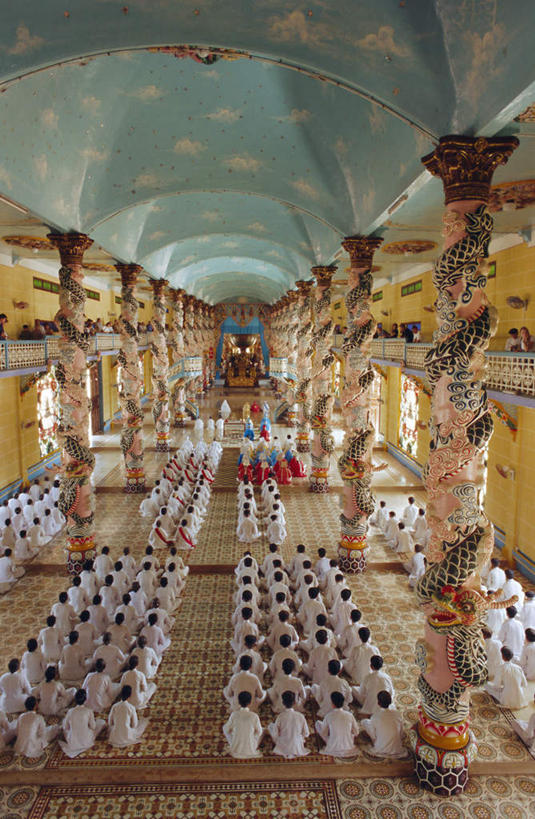 东方人,伙伴,朋友,寺庙,坐,竖图,俯视,室内,白天,旅游,度假,友谊,天花板,标志建筑,地标,建筑,中国,亚洲,一排,节日,整齐,装饰,柱子,许多人,燃烧,注视,黄种人,文化,娱乐,建设,排列,白色,香火,庙宇,观察,看,祈祷,一群人,享受,休闲,健康,旅游胜地,放松,许愿,宗教,信仰,观看,纪念,华丽,修饰,祈求,点缀,察看,队列,关注,东亚,青海,青海省,西宁,中华人民共和国,省会,衬托,美观,雅致,雅观,西北地区,西宁市,青,袍子,平安,友情,男人,男性,女人,女性,中年男性,中年女性,亚洲人,坐着,半身,彩图,高角度拍摄,庙,寺,高台庙