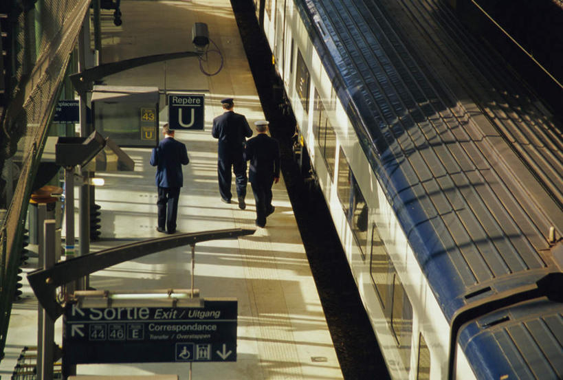 西方人,三个人,走,横图,俯视,室外,白天,制服,旅游,度假,指示牌,火车,车站,帽子,法国,欧洲,欧洲人,阴影,光线,标志,文字,影子,字符,字母,站台,娱乐,标识,月台,车,阳光,交通工具,一列,享受,休闲,放松,西欧,法兰西,载具,法兰西共和国,首府,省会,法兰西第五共和国,北部.加来海峡,北部.加来海峡大区,里尔,诺尔.加莱大区,诺尔省,男人,男性,年轻男性,白种人,步行,散步,走路,彩图,高角度拍摄,全身